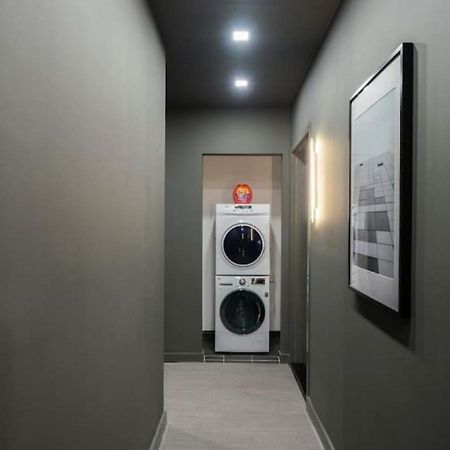 Luxe Studio With Charming Juliet Balcony Apartment New York Bagian luar foto