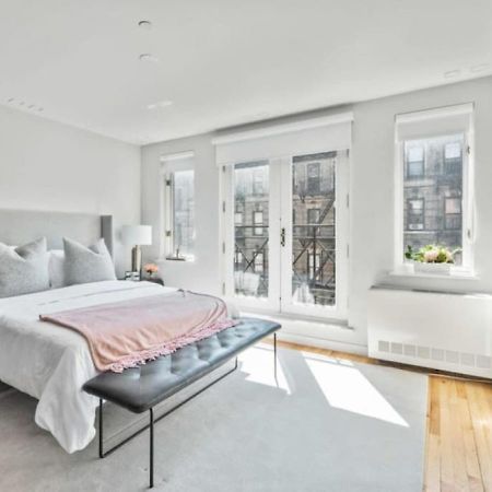 Luxe Studio With Charming Juliet Balcony Apartment New York Bagian luar foto