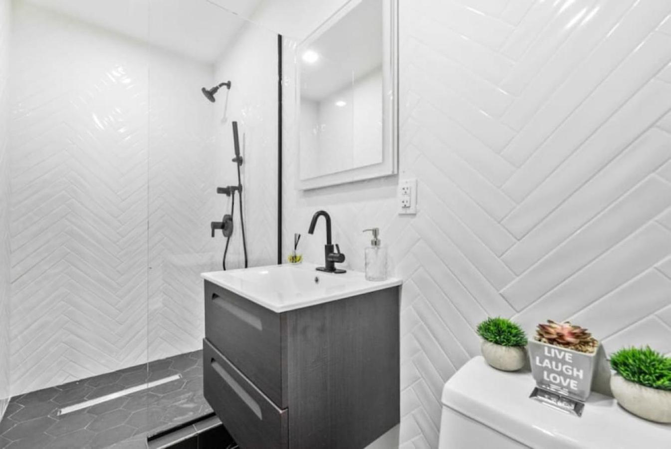Luxe Studio With Charming Juliet Balcony Apartment New York Bagian luar foto