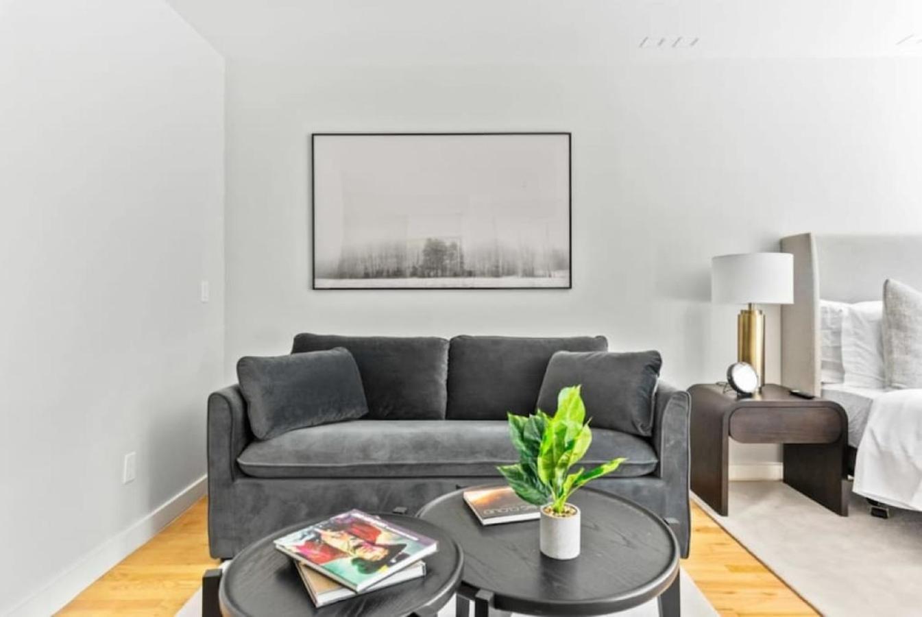 Luxe Studio With Charming Juliet Balcony Apartment New York Bagian luar foto