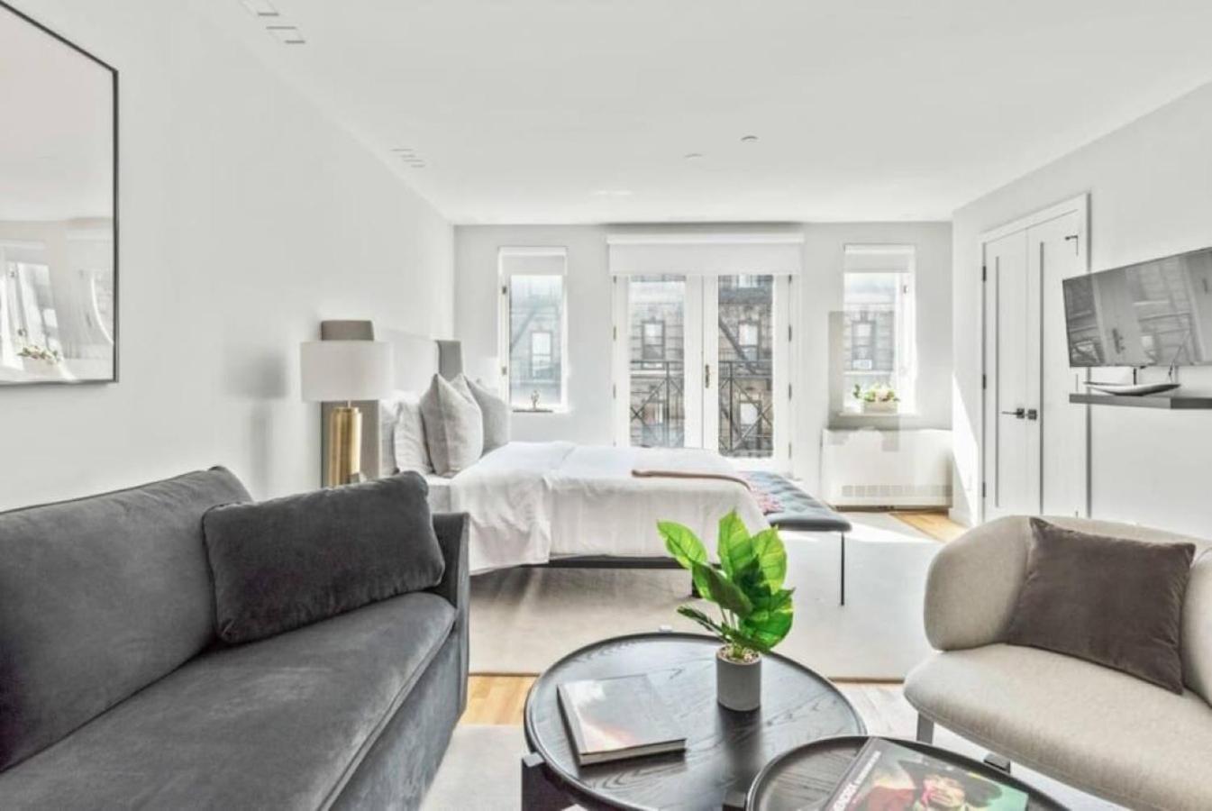 Luxe Studio With Charming Juliet Balcony Apartment New York Bagian luar foto