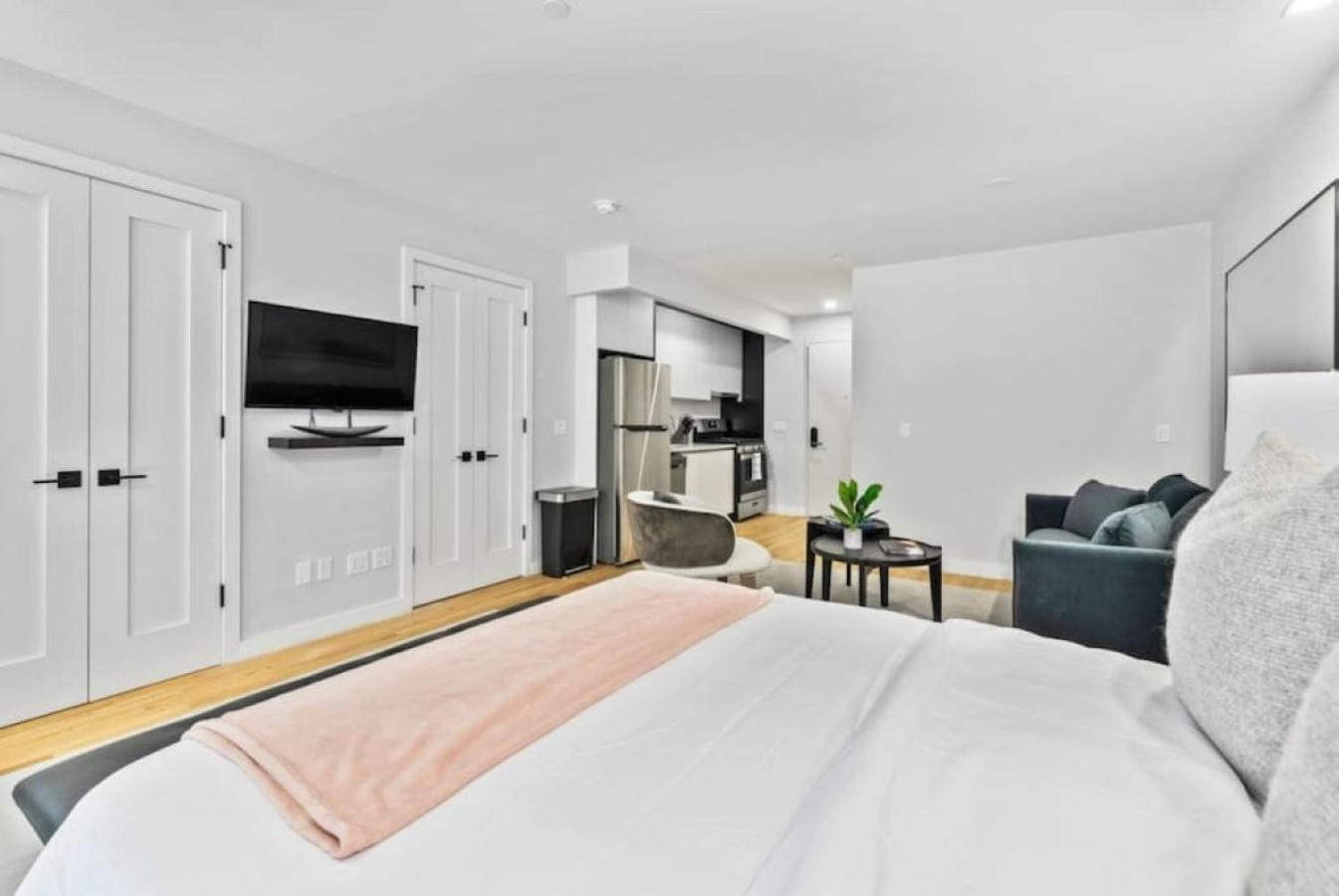 Luxe Studio With Charming Juliet Balcony Apartment New York Bagian luar foto