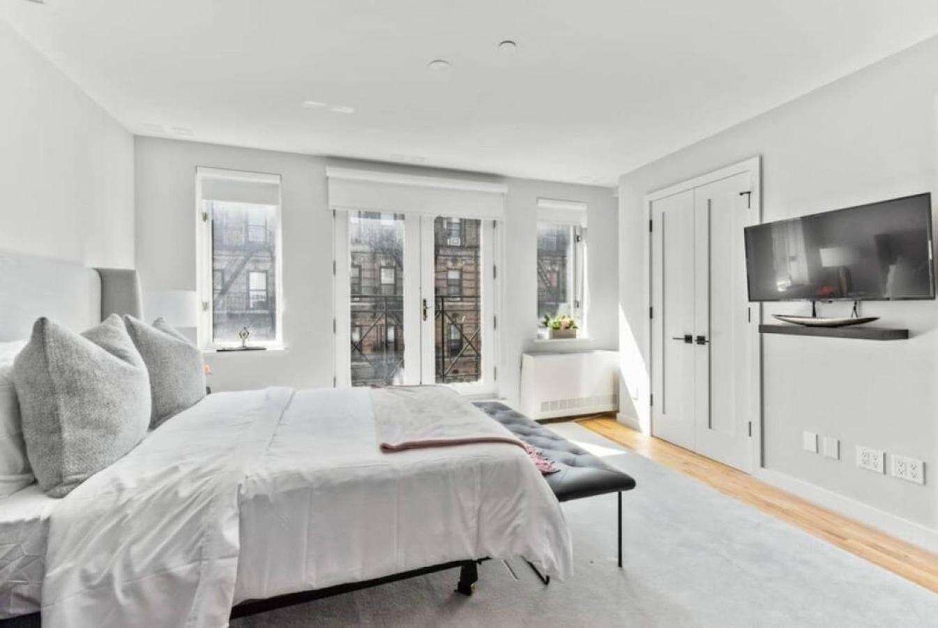 Luxe Studio With Charming Juliet Balcony Apartment New York Bagian luar foto