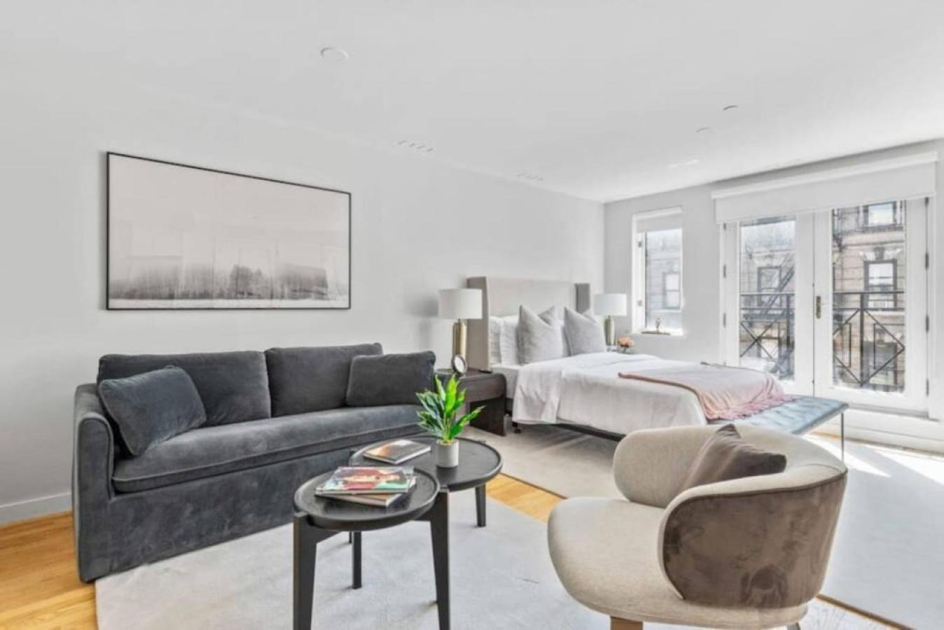 Luxe Studio With Charming Juliet Balcony Apartment New York Bagian luar foto