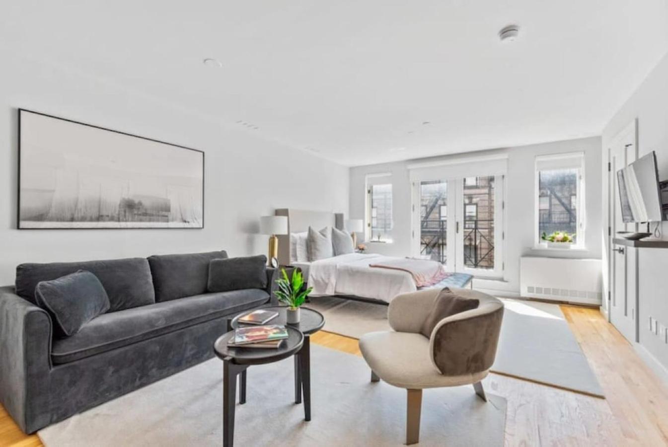 Luxe Studio With Charming Juliet Balcony Apartment New York Bagian luar foto