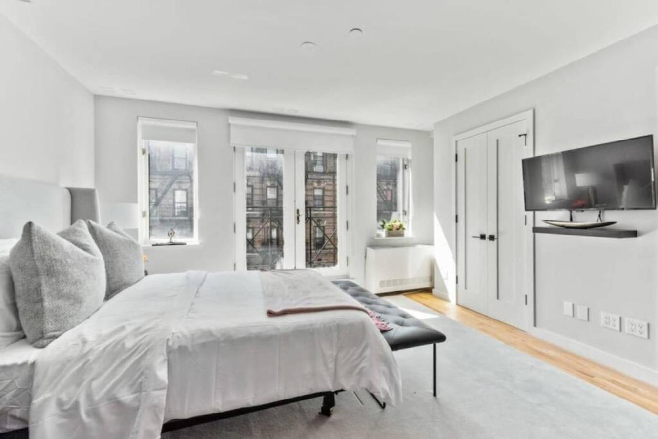 Luxe Studio With Charming Juliet Balcony Apartment New York Bagian luar foto