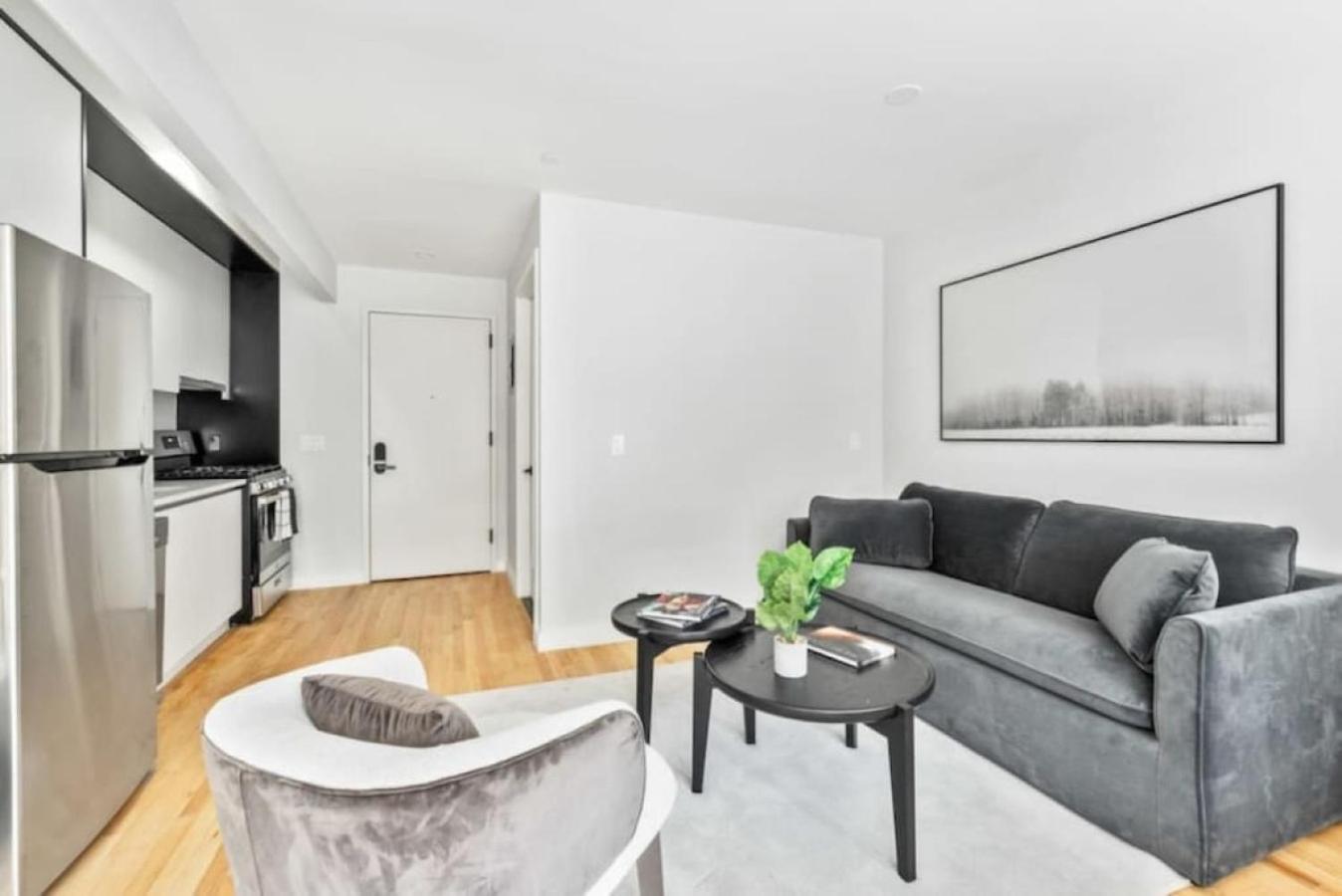 Luxe Studio With Charming Juliet Balcony Apartment New York Bagian luar foto