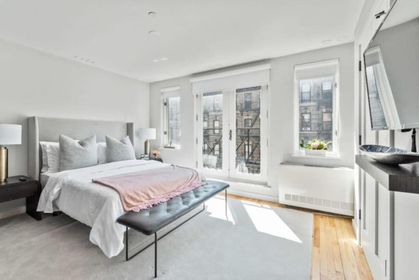 Luxe Studio With Charming Juliet Balcony Apartment New York Bagian luar foto