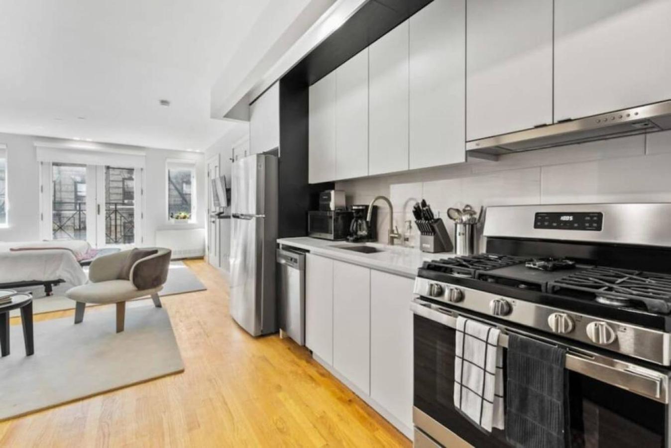 Luxe Studio With Charming Juliet Balcony Apartment New York Bagian luar foto