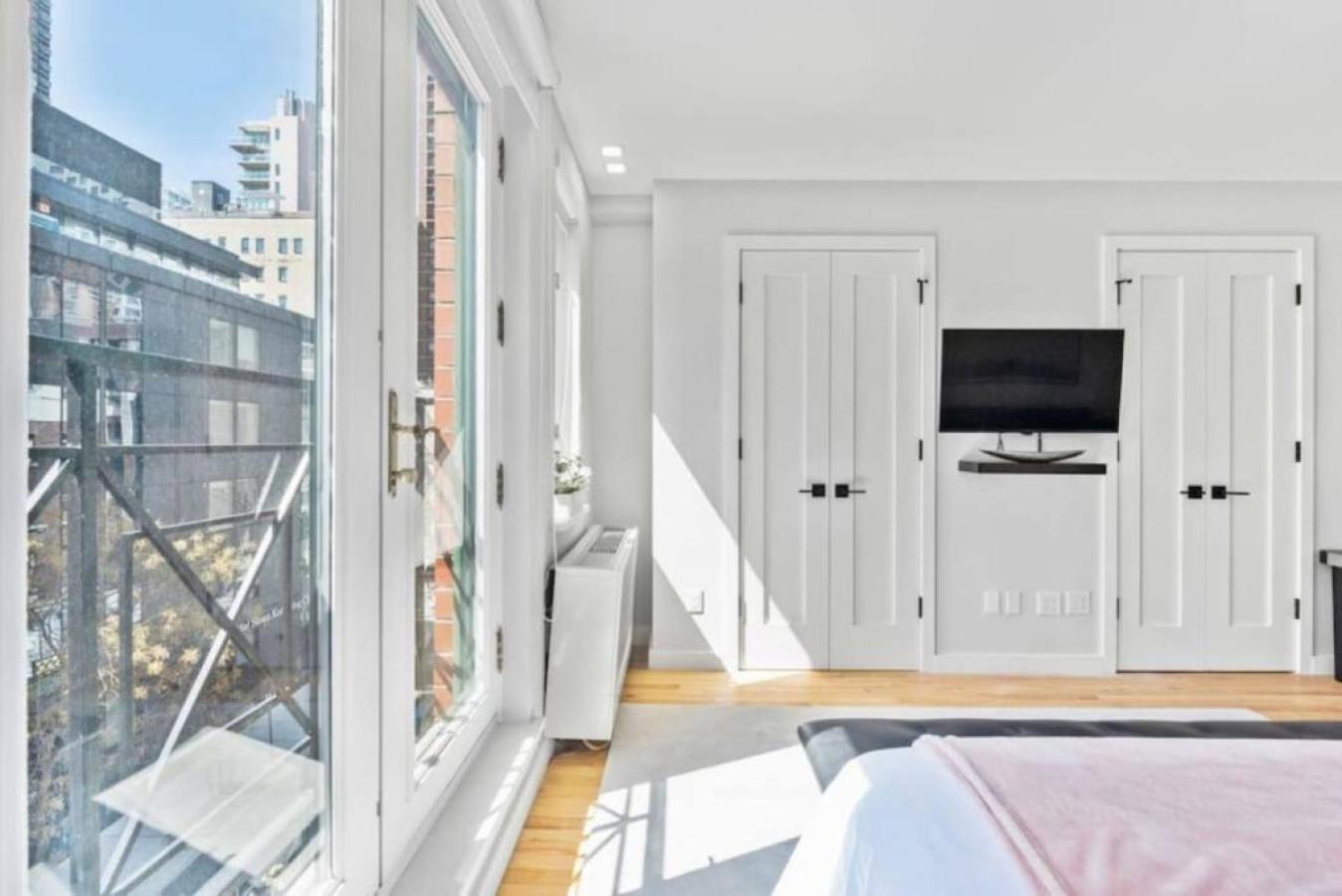 Luxe Studio With Charming Juliet Balcony Apartment New York Bagian luar foto