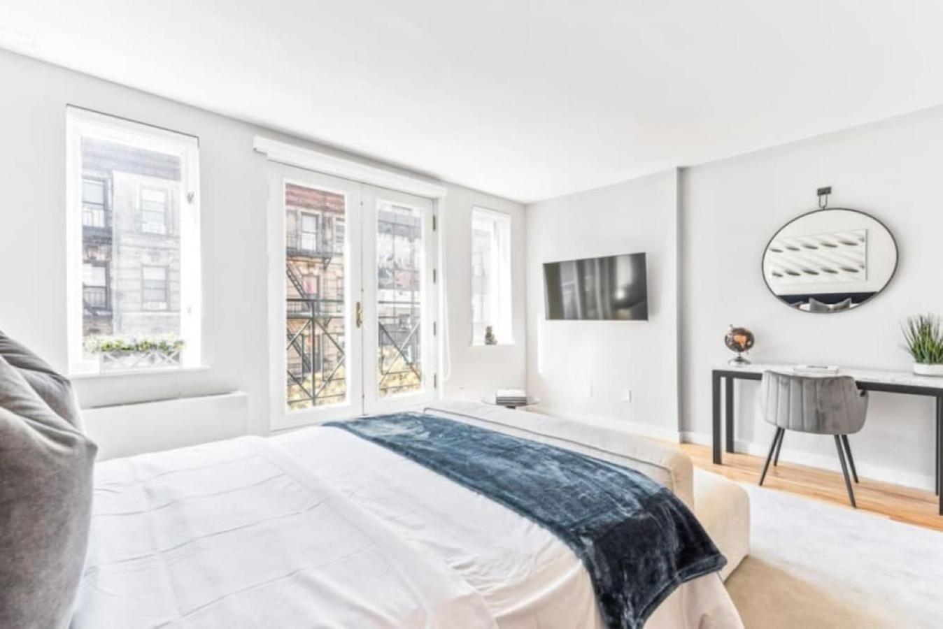 Luxe Studio With Charming Juliet Balcony Apartment New York Bagian luar foto