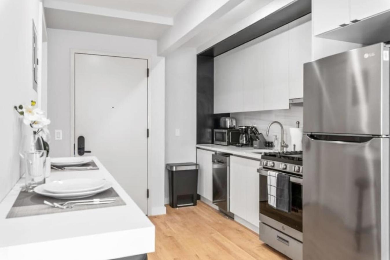 Luxe Studio With Charming Juliet Balcony Apartment New York Bagian luar foto