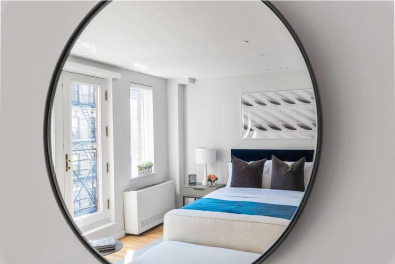 Luxe Studio With Charming Juliet Balcony Apartment New York Bagian luar foto