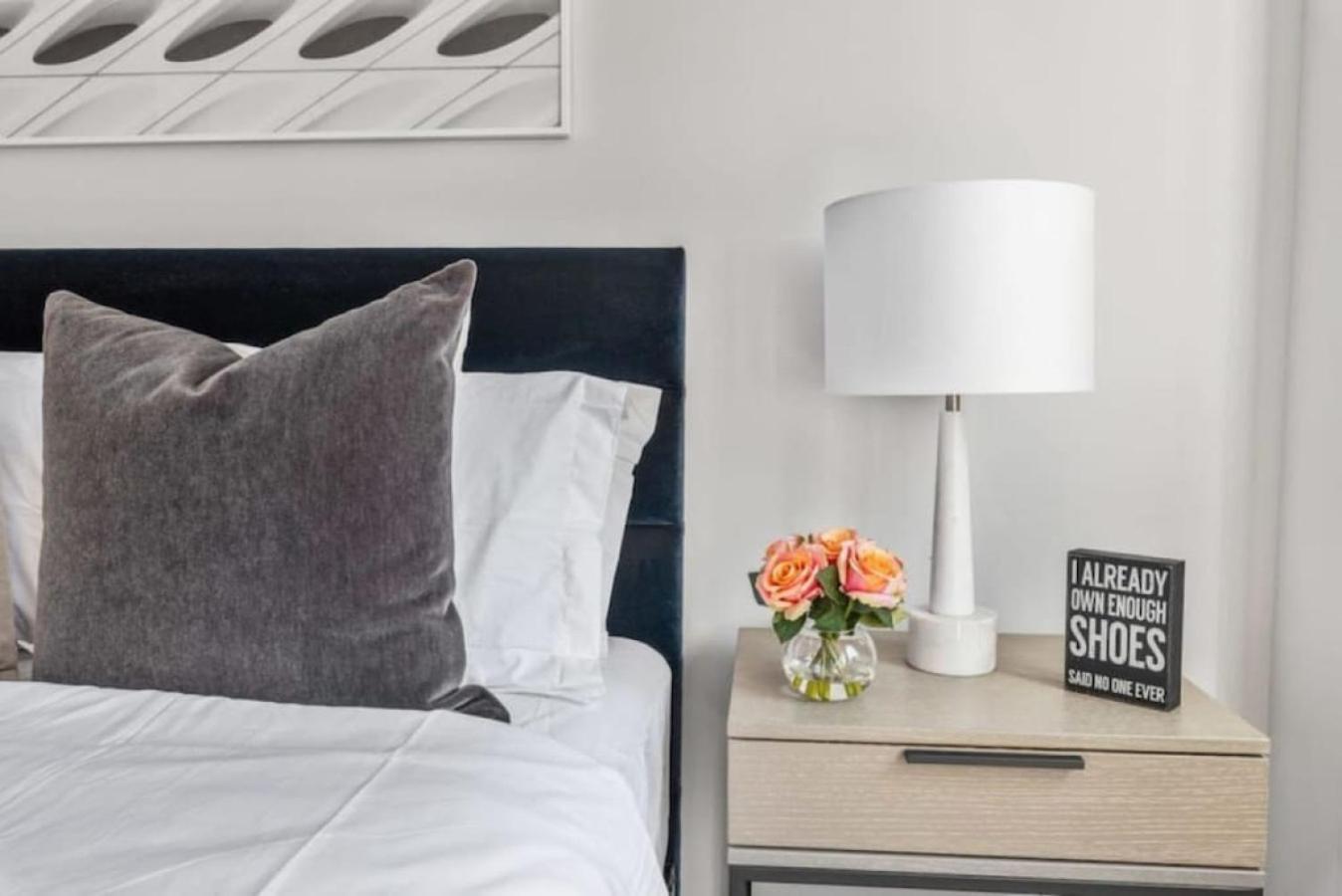 Luxe Studio With Charming Juliet Balcony Apartment New York Bagian luar foto
