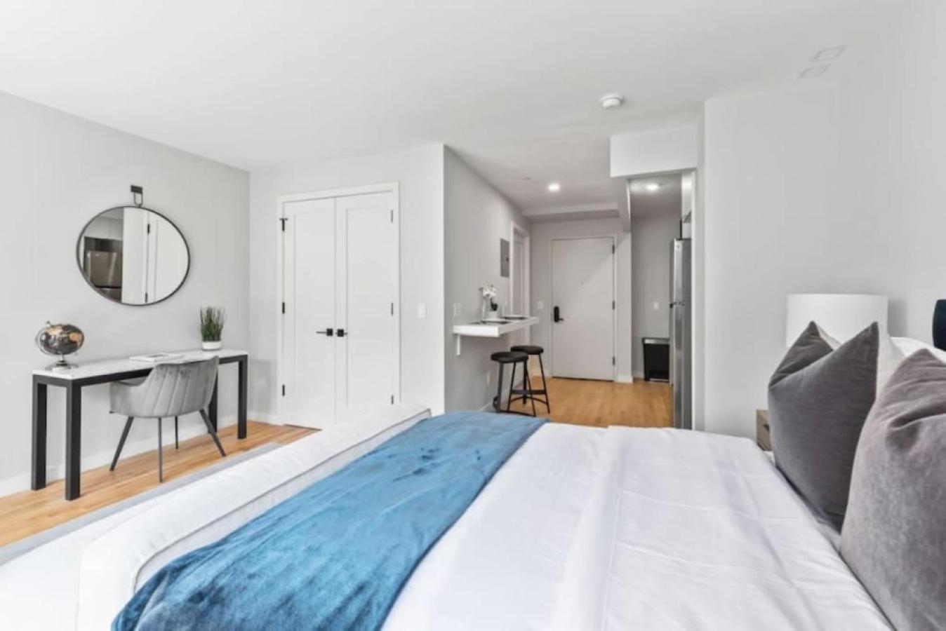 Luxe Studio With Charming Juliet Balcony Apartment New York Bagian luar foto