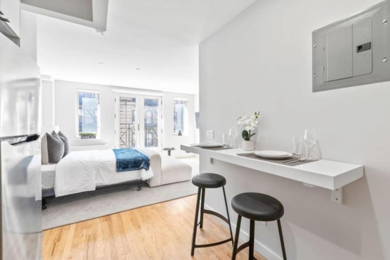 Luxe Studio With Charming Juliet Balcony Apartment New York Bagian luar foto