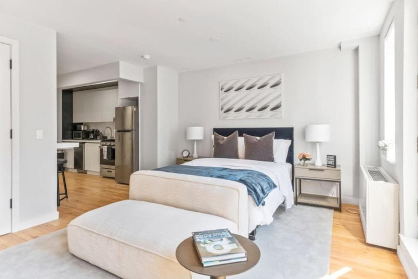 Luxe Studio With Charming Juliet Balcony Apartment New York Bagian luar foto