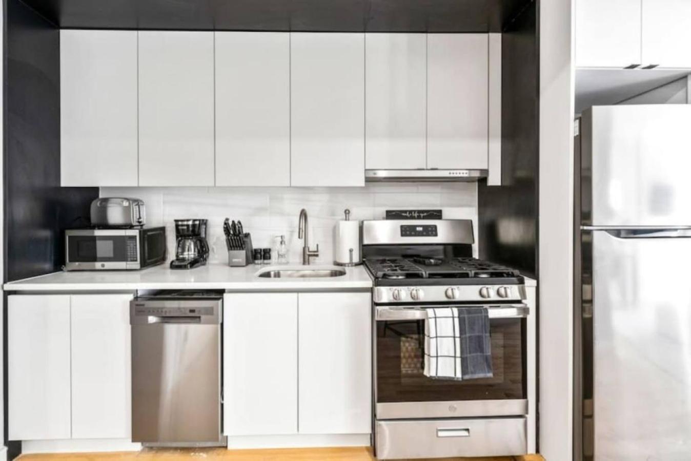 Luxe Studio With Charming Juliet Balcony Apartment New York Bagian luar foto