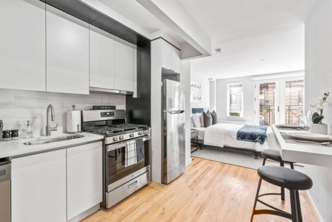 Luxe Studio With Charming Juliet Balcony Apartment New York Bagian luar foto