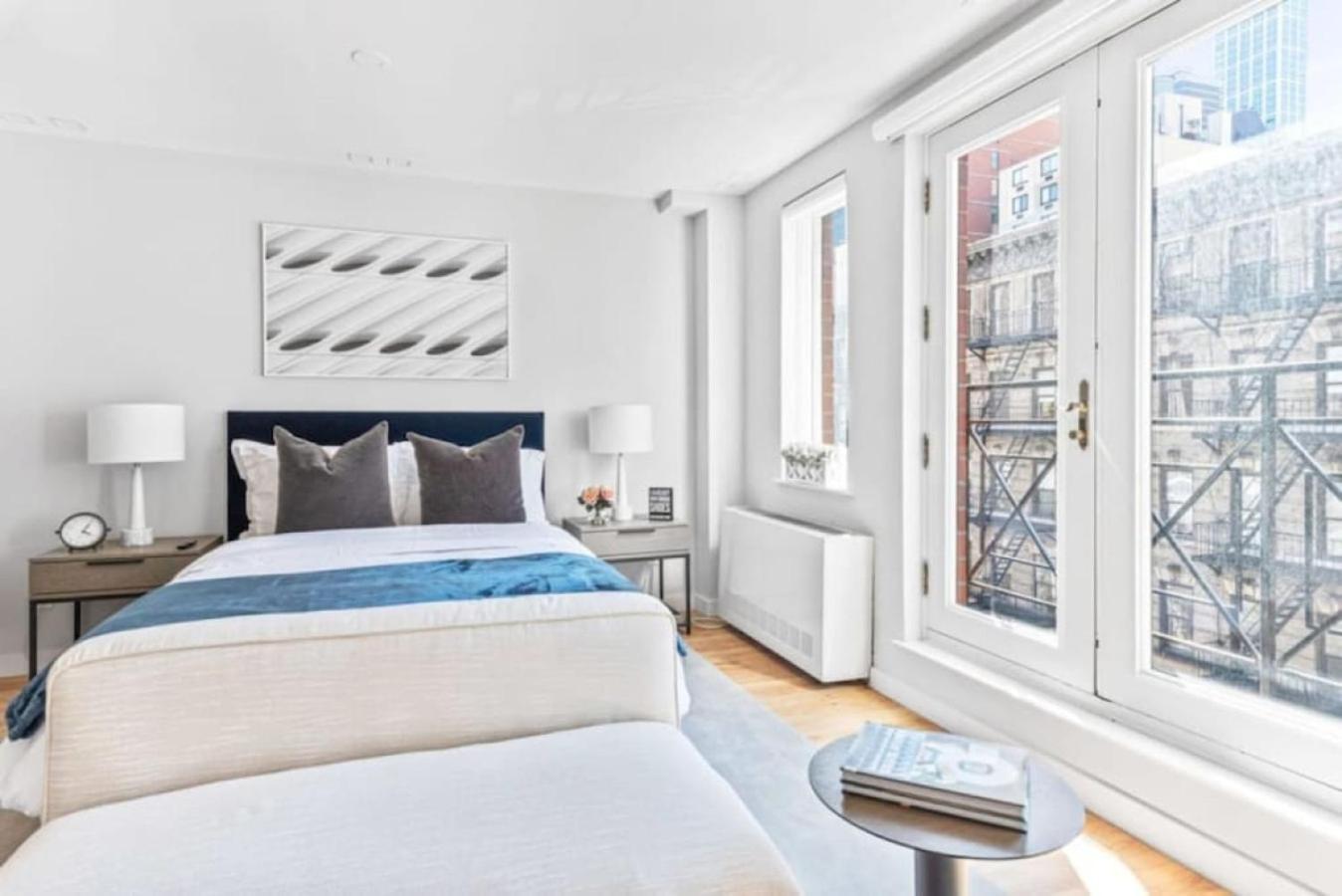 Luxe Studio With Charming Juliet Balcony Apartment New York Bagian luar foto
