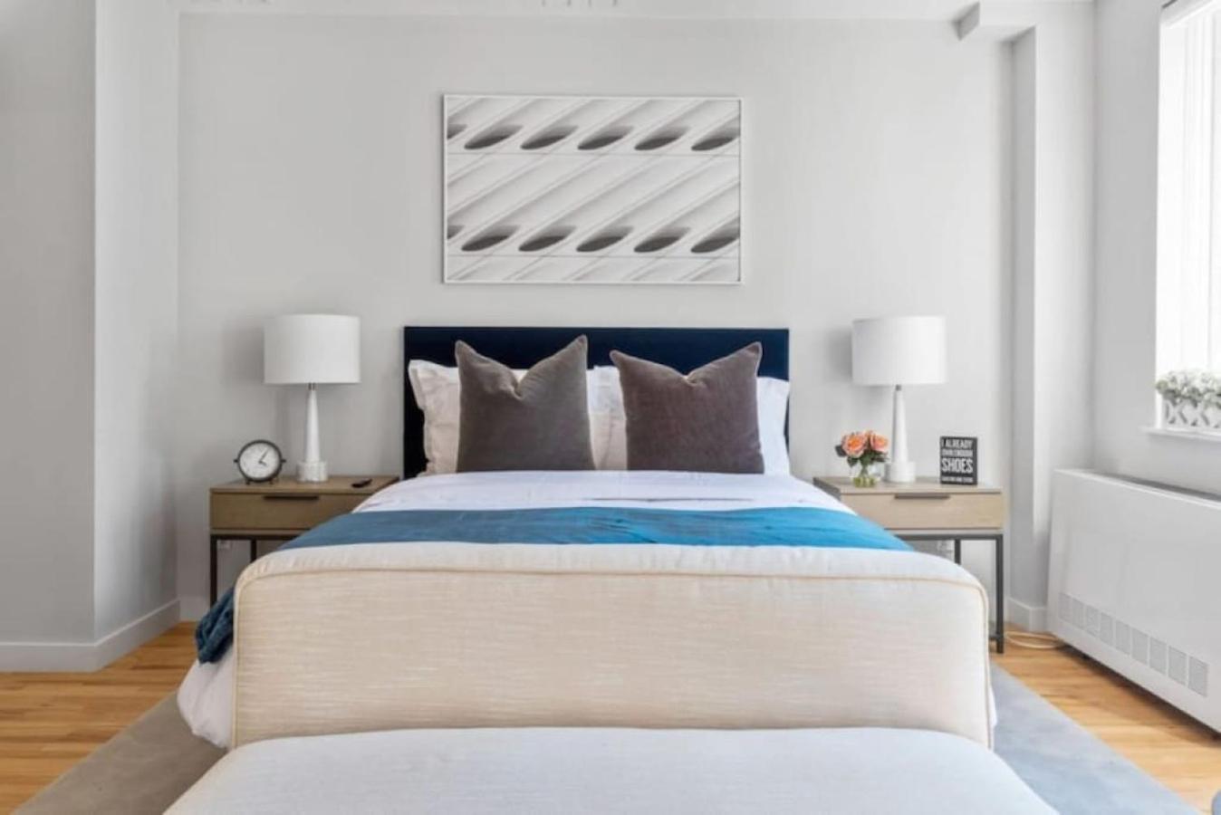 Luxe Studio With Charming Juliet Balcony Apartment New York Bagian luar foto